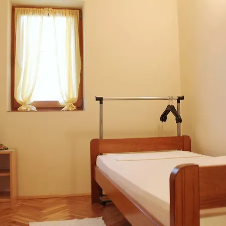 Mare, Pasman Apartament